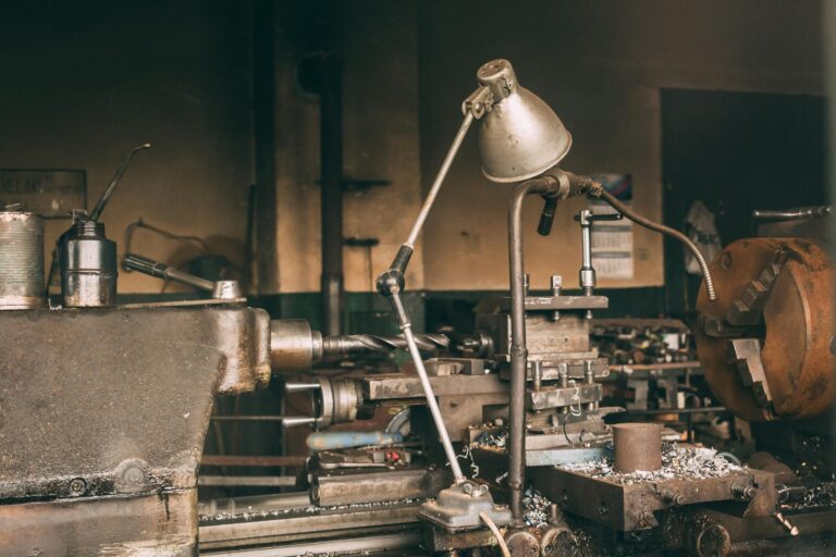 Industrielle Metallwerkstatt mit Drehbänken vor der Räumung